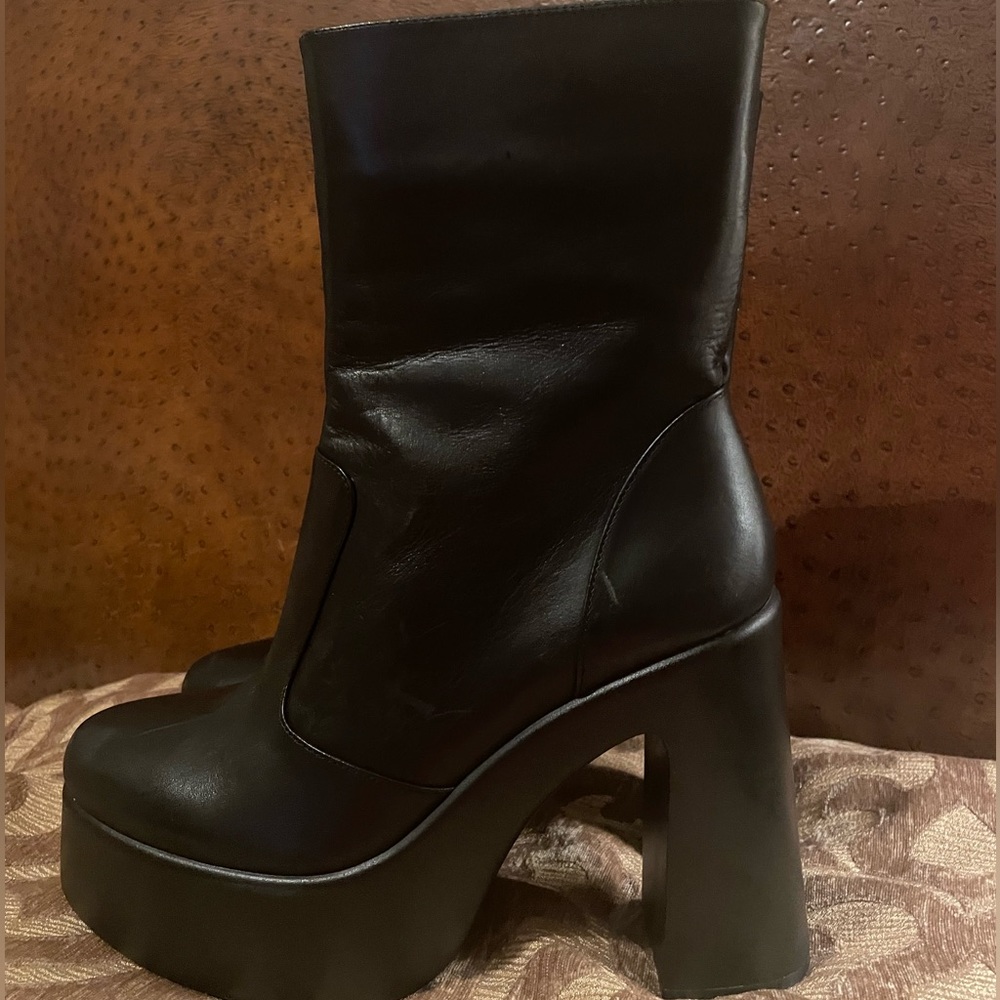 Dillard’s GB Gianni Bini Black Levi Tate Platform Mid Boots, Size 9 1/2.